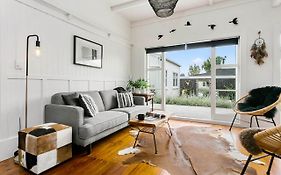 The White House A Stylish Bungalow With 2 Bathrooms And Easy Walk To Town